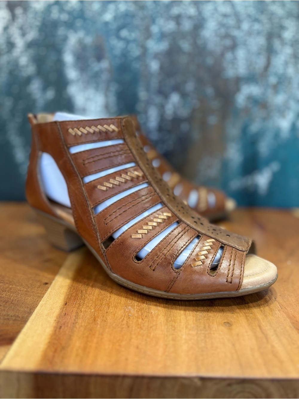 Earth 2010’s Boho Vela Almond Leather Gladiator Sandals (VGUC)